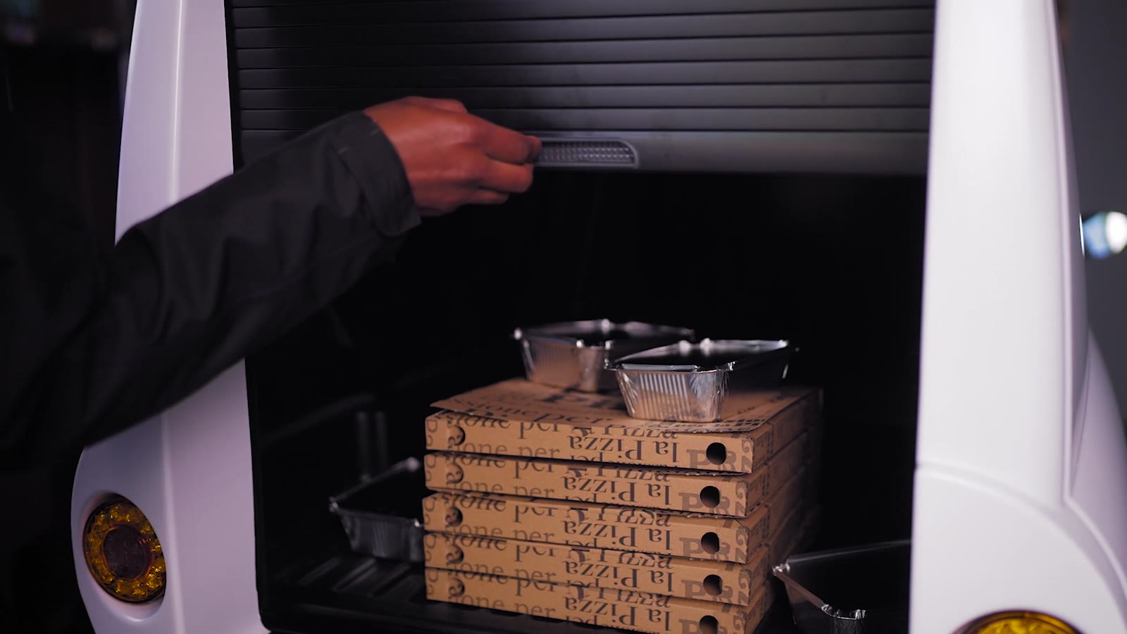 CARVER Cargo 적재 공간에 물건을 싣는 장면